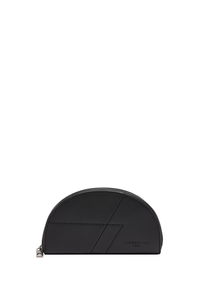 Borsa in pelle nera con forma curva, caratterizzata da pannelli geometrici, chiusura con zip e branding discreto. Texture liscia.