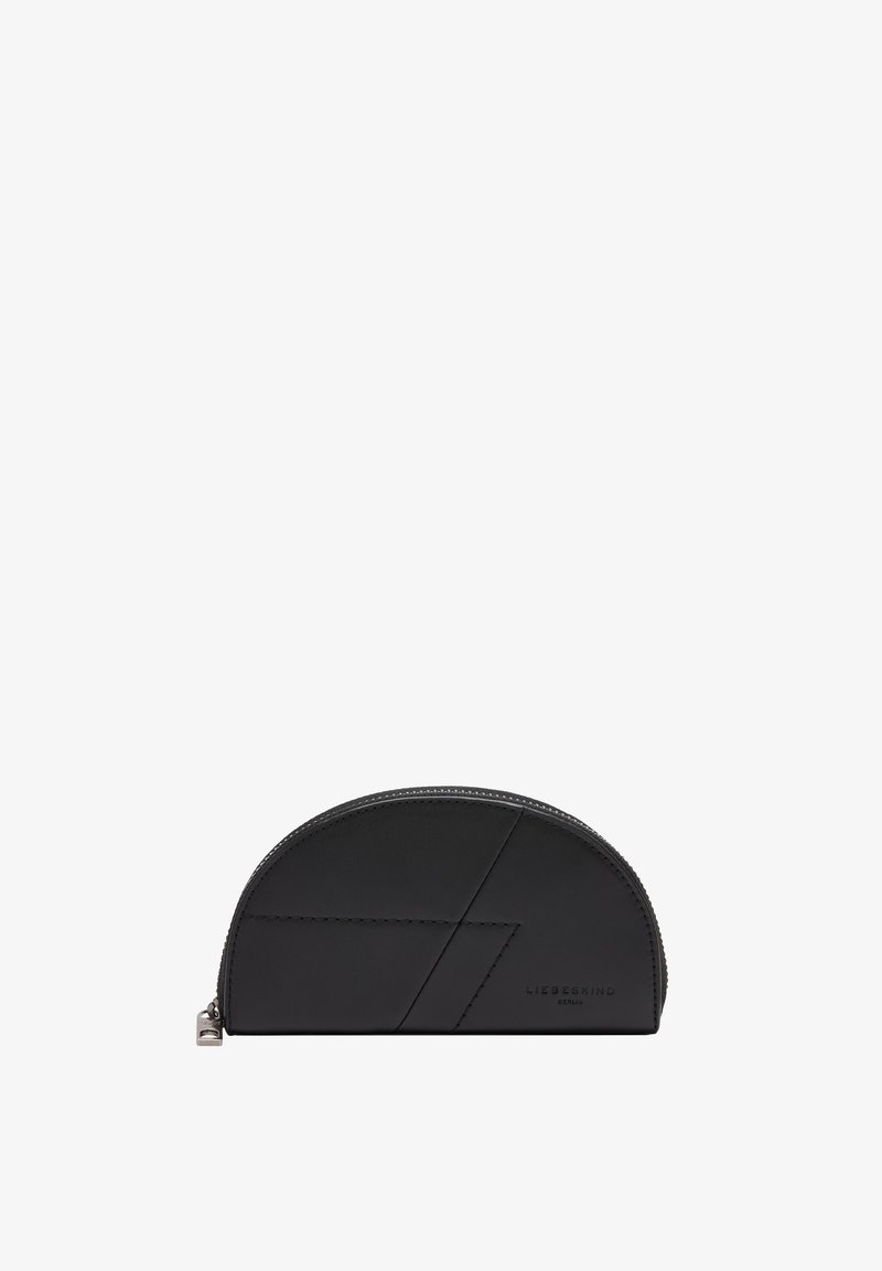Borsa in pelle nera con forma curva, caratterizzata da pannelli geometrici, chiusura con zip e branding discreto. Texture liscia.