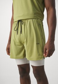 ICANIWILL STRIDE - 2 az 1-ben rövidnadrág - light olive