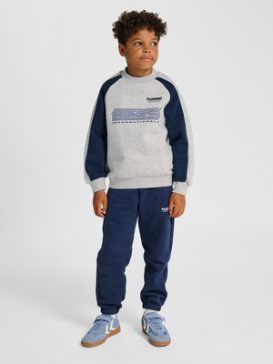 Hummel OVERSIZED UNISEX  jasnoszary