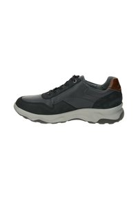Herren Sneaker aus dunkelgrauem Stoff und Wildleder, mit perforierten Details, schwarzen Schnürsenkeln und einem kontrastierenden braunen Lederelement.