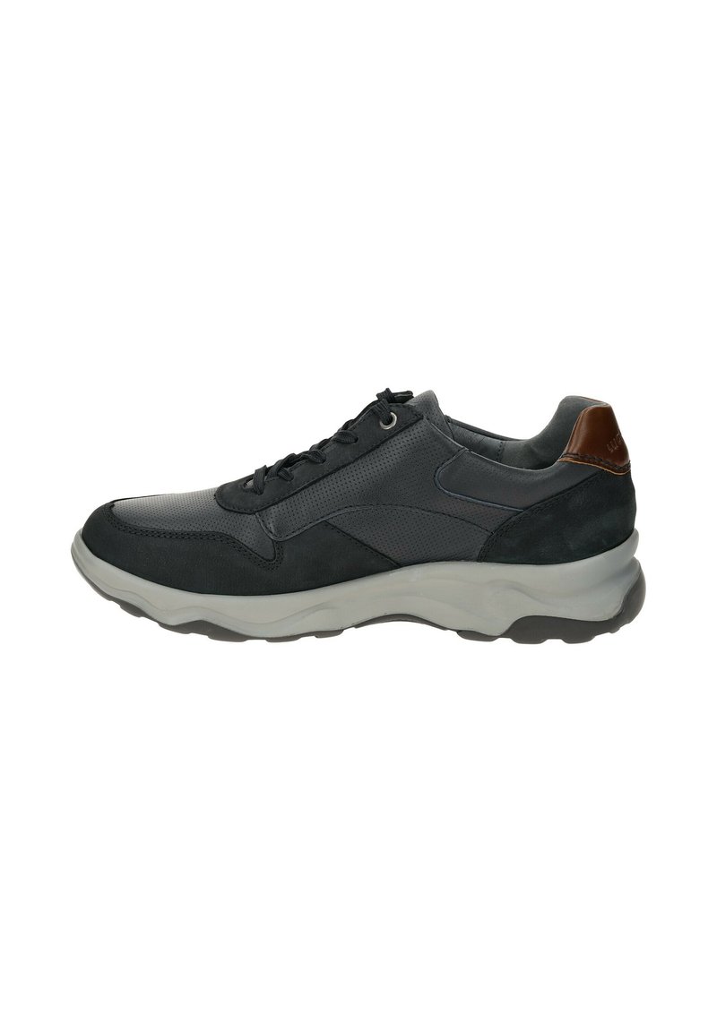 Herren Sneaker aus dunkelgrauem Stoff und Wildleder, mit perforierten Details, schwarzen Schnürsenkeln und einem kontrastierenden braunen Lederelement.
