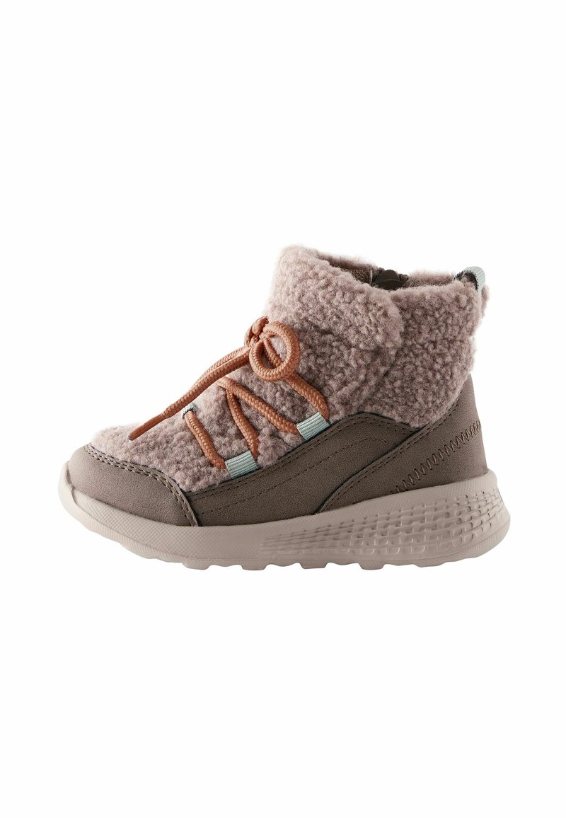 Braune und rosafarbene Knöchelstiefel aus weichem Fleece-Obermaterial, Gummisohle und orangefarbenen Schnürsenkeln. Merkmale sind hellblaue Akzente und strukturierte Details.