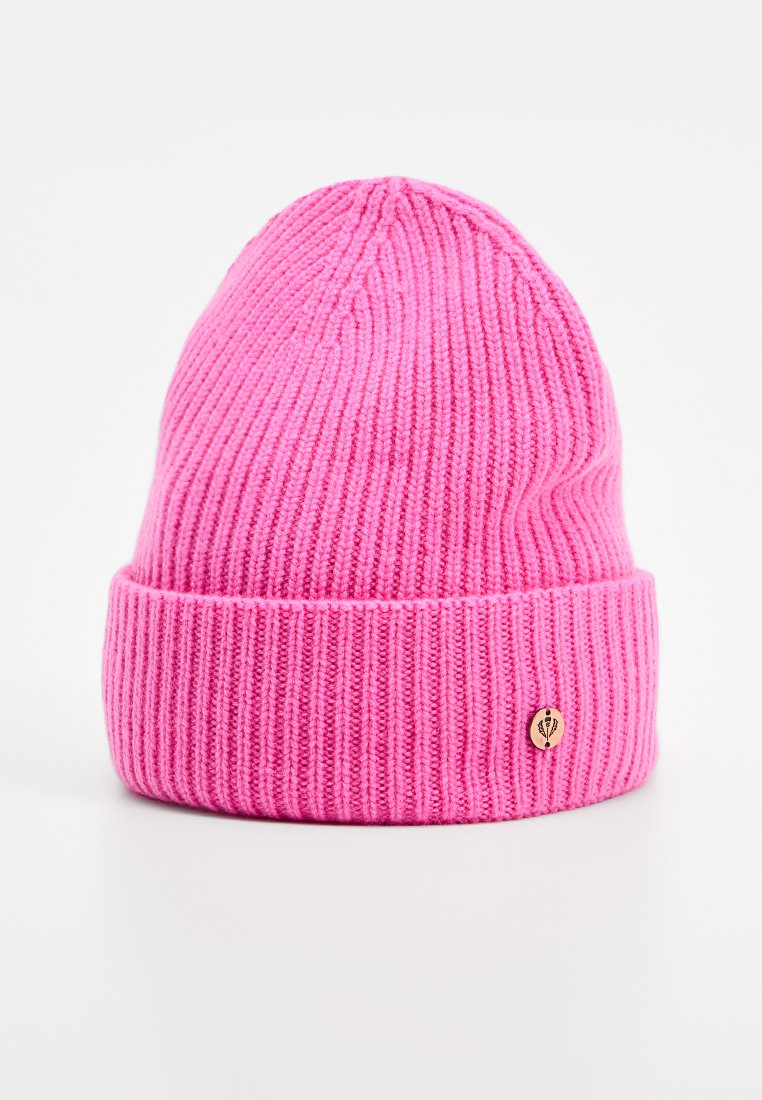 Jasnoróżowa, prążkowana czapka beanie z podwiniętym mankietem, z małym metalowym logo po boku. Przyjemna w dotyku, ciepła konstrukcja.