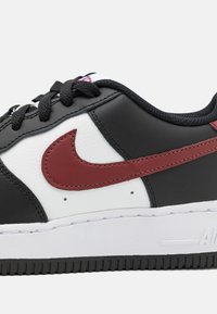 Nike Sportswear AIR FORCE 1 UNISEX - Zapatillas - black/dark team red/summit white/white