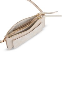 Borsa a tracolla in pelle beige con tre scomparti con zip, accessori in tono oro e superficie liscia, dotata di una tasca frontale piatta.