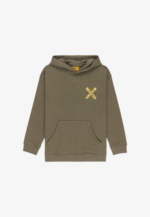 Felpa con cappuccio verde oliva con tasca a marsupio frontale, grafica gialla sul petto, abbinata a jeans denim a gamba larga blu e sneakers beige.