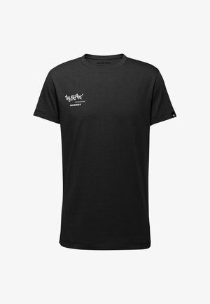 T-shirt nera in cotone con collo rotondo e maniche corte, decorata con testo e logo bianchi sul lato superiore sinistro.