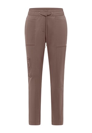 Bruine rechte broek met elastische tailleband, aantrekkoord, grote voorzakken en een met rits afsluitbare zijzak op het linkerbeen.
