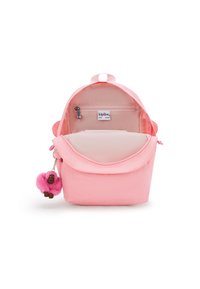 Zaino rosa realizzato in tessuto resistente, con una forma arrotondata, chiusura con zip, tasca interna e portachiavi con un charm a forma di scimmietta pelosa.