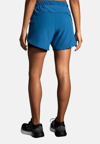 Brooks CHASER 5" 2-IN-1 SHORT - Sportiniai šortai - blue ash ice blue navy