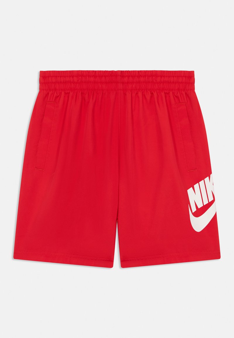 Raudoni sportiniai šortai iš lengvos medžiagos su elastinga juostele, su šoninėmis kišenėmis ir dideliu baltu Nike logotipu priekyje.