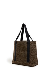 Bruine draagtassen met een luipaardprintpatroon, gestructureerde stof en zwarte stoffen handgrepen. Heeft een rechthoekige vorm en een platte bodem.