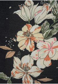 Bloemstof met grote roomwitte en pastelroze bloemen met oranje accenten, tegen een zwarte achtergrond, met groene bladeren en stelen.