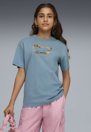 T-shirt en coton bleu clair à manches courtes, arborant une impression graphique colorée d'un léopard et le texte "PUMA" sur le devant.