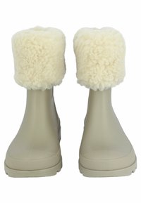 Beige Gummistiefel mit einem flauschigen, cremfarbenen Kunstpelzsaum. Abgerundete Oberteile und strukturierte Sohlen für besseren Halt. Einfaches, funktionales Design.