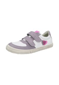 Weiße und lavendelfarbene Sneaker mit einem Obermaterial aus Wildleder, zwei Klettverschlüssen und einem pinken Herzdetail. Verfügt über eine strukturierte Gummisohle für besseren Halt.