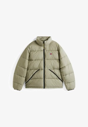 Giubbotto a vento di colore verde oliva con colletto alto, zip nera e tasche laterali. Presenta un motivo a quadri e un logo sul petto sinistro.