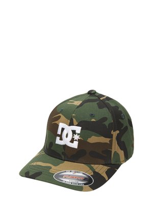 Czapka z daszkiem w kamuflażowych kolorach zielonym, brązowym i czarnym z białym wyszywanym logo. Posiada zakrzywiony daszek i regulowane zapięcie z tyłu.