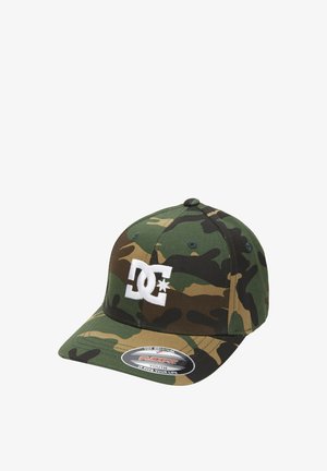 Camouflage-Baseballkappe in grünem, braunem und schwarzem Stoff mit weißem, gesticktem Logo. Verfügt über eine gebogene Krempe und einen verstellbaren Verschluss hinten.
