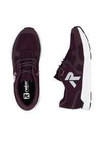 Pár tmavě fialových sportovních bot s bílými podrážkami, síťovanou látkou, tkaničkami a bílým stylizovaným logem "R" na boku.