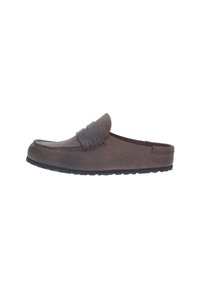 Scarpa slip-on in pelle marrone con finitura liscia, punta rotonda e dettagli cuciti sulla parte superiore. Suola in gomma con una leggera scolpitura.