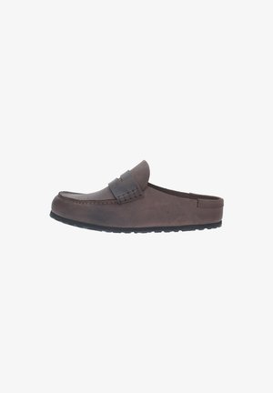 Chaussure slip-on en cuir marron avec une finition lisse, bout arrondi et détails cousus sur le dessus. Semelle en caoutchouc avec un léger crantage.