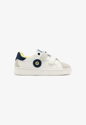 Sneaker bianco con dettagli in navy e grigio, cinturini in Velcro, patch rotondo con logo e punta texturizzata. Design leggero e casual.
