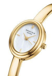 Montre en or avec un cadran en marbre blanc. Caractéristiques : index horaires en or, boîtier rond fin, et bracelet en or poli. Couronne détaillée visible.