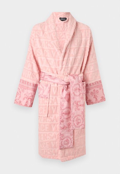 Ροζ ανοιχτό ρόμπα Versace με ανάγλυφο μοτίβο λογότυπου, λουλουδάτο σχέδιο στα μανίκια και τη ζώνη, και μπροστινή τσέπη στην αριστερή πλευρά.