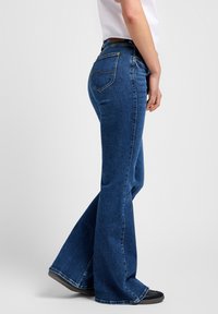 Uiteinde blauwe spijkerbroeken van denim, met vijf zakken, een normale taille, gedetailleerde stiksels en een licht versleten textuur.