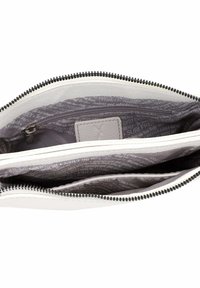 Interior de cartera de cuero blanco con dos compartimentos, bolsillo con cremallera y forro gris estampado con texto. Superficie texturizada y cremalleras en contraste.