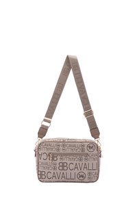 Borsa rettangolare marrone in tessuto testurizzato, con motivo in rilievo del logo, hardware dorato e una tracolla regolabile con branding ripetuto.
