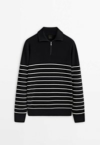 Pull noir à fermeture quart de zip avec des rayures horizontales blanches sur la poitrine, les manches, et des poignets et ourlet côtelés, posé à plat sur fond blanc.