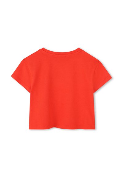 T-shirt cropped à manches courtes rouge en coton doux, avec un col rond et un design simple sans motifs ni embellissements.