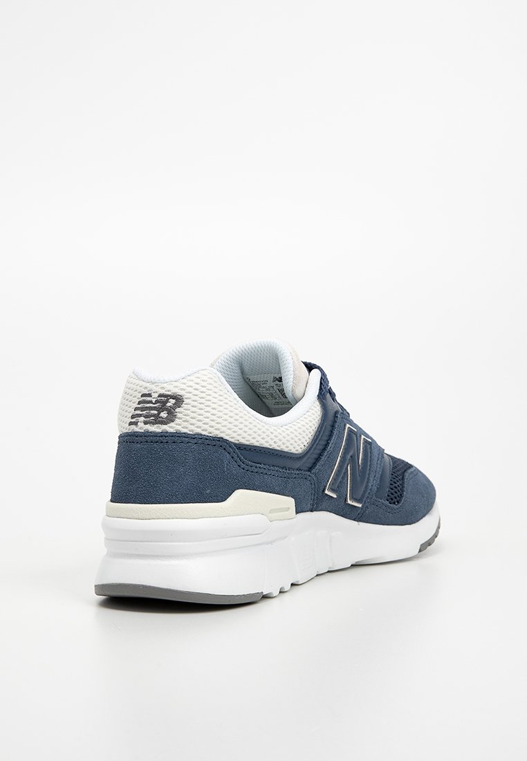 Heren sneakers met een bovenwerk van marineblauw suede en mesh, witte accenten, een gewatteerde kraag en een rubberen zool voor ondersteuning en comfort.