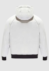 Giacca bianca con cappuccio, dal design voluminoso, orlo nero a coste e texture liscia; presenta maniche a raglan e dettagli di cucitura minimi.