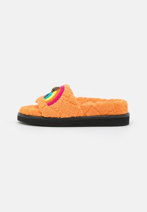Sandale slide orange duveteuse avec semelle noire et broderie arc-en-ciel sur la bride, vue de côté sur fond blanc.