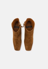 ÁNGEL ALARCÓN Bottines - mogano/basket