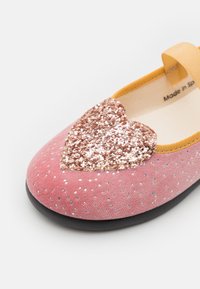 Bonton CHAUSSONS SARRA - Baleríny s páskem - peach whip