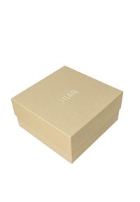 Caja cuadrada de cartón beige con superficie texturizada, tapa plana y texto en relieve blanco en la parte superior. Diseño sin costuras, sin hardware visible.