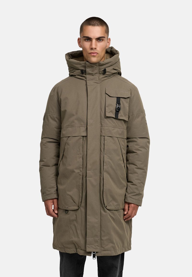 Dolgi olivno zeleni parka jopič z kapuco, sprednjimi žepi, zadrgo in strukturirano površino. Ima žep s trakom kot podrobnost.