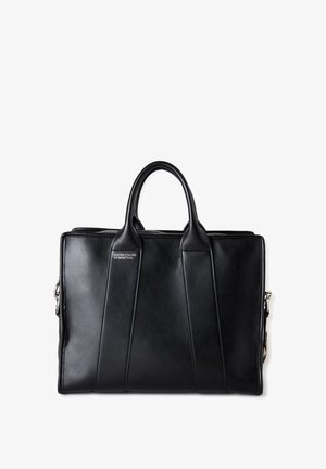 Zwarte leren aktetas met dubbele handvaten en "United Colors of Benetton"-logo aan de voorkant, slank en rechthoekig van vorm.