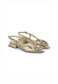 Scarpe slingback metallizzate d'oro con punta affusolata e tacco basso a blocco, con un'aggiunta decorativa di gemme sulla parte superiore.