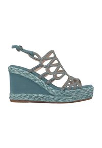 Sandalias de cuña con parte superior de ante sintético en color verde azulado, diseño de tiras entrecruzadas adornadas con strass, y suela de plataforma de yute trenzado.