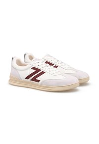 Białe skórzane sneakersy z burgundowymi akcentami, zamszowymi detalami i beżową podeszwą. Oferują sznurowaną konstrukcję oraz logo po boku.
