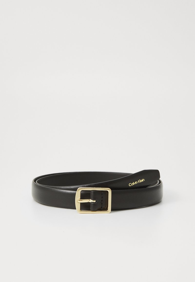 Cinto de pele preta com uma fivela retangular dourada brilhante e um logotipo discreto em dourado na correia. Textura suave com linhas elegantes.