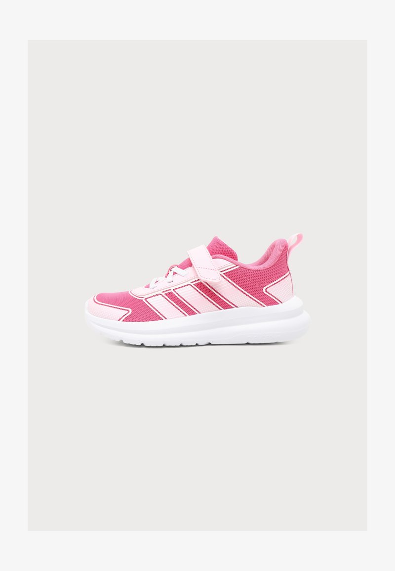 Chaussure de sport rose et blanche avec bride et lacets, avec une semelle blanche épaisse et trois bandes roses sur le côté.