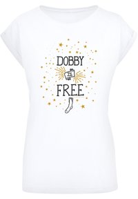 Hvit T-skjorte med rullede ermer som har teksten "DOBBY ER FRIT" i svart, omgitt av gullstjerner og en enkel sokkillustrasjon.