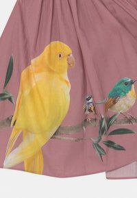 Růžová látka s žlutým andulkou, malým šedým ptáčkem a zeleným ptákem sedícím na větvích se zelenými listy.
